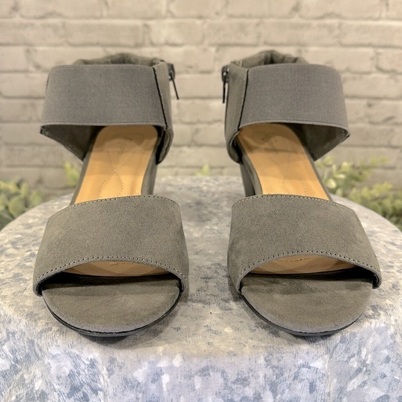 I ❤️ Comfort “Syla” Gray Faux Suede Open Toe Anklewrap Dress Sandals WMS 8M🩶GUC - Picture 2 of 11